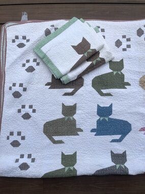 Beautiful reversible with 2 pillowcases adorned with Cats pattern fit size Full